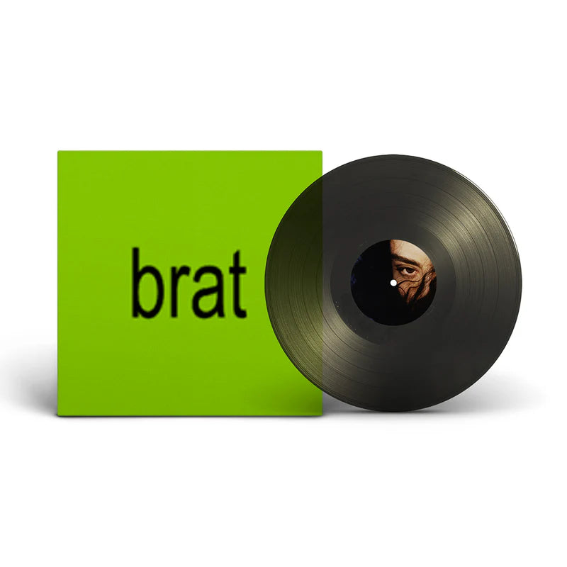 Vinilo negro de la edición "Brat" de Charli XCX con funda gatefold, ilustraciones coloridas y diseño de portada.