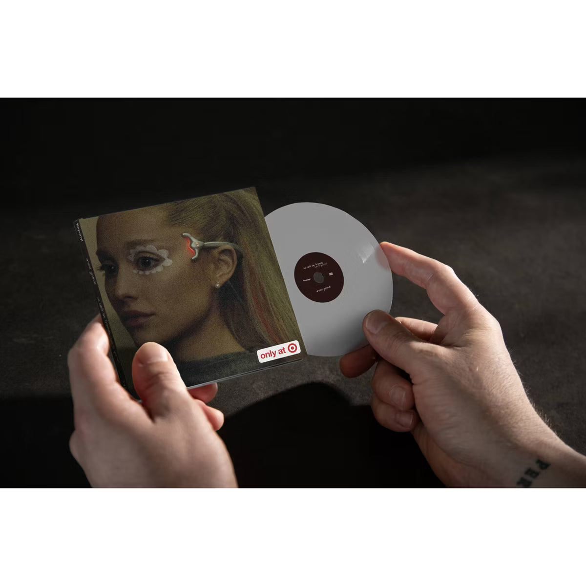 Vinilo pequeño de 4 pulgadas de Ariana Grande, "We Can’t Be Friends" e "Imperfect For You", en la portada del álbum de Oh My Cd!