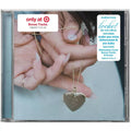 Cadena con colgante tipo relicario de Madison Beer, en una portada de CD de Oh My Cd! con diseño elegante y detalles brillantes.