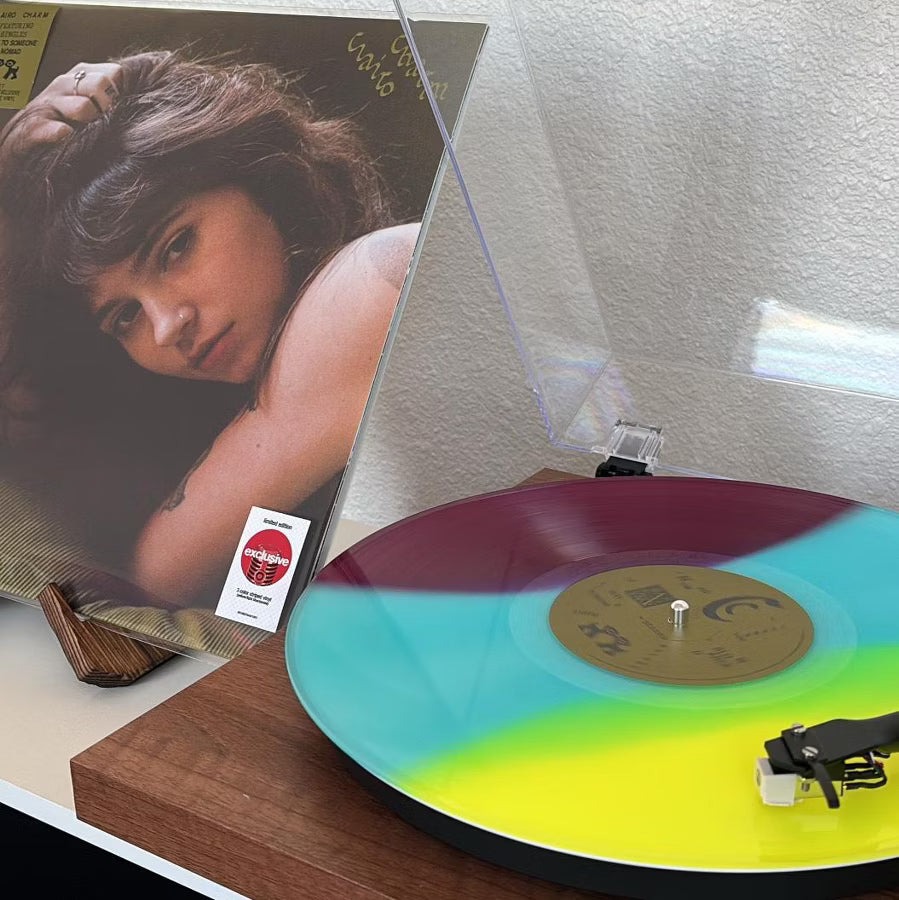 Vinilo de Clairo – Charm, edición exclusiva en Oh My Cd! con rayas en tres colores en portada, para coleccionistas y amantes de la música.