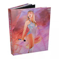 Libro oficial de Taylor Swift, The Eras Tour, por Oh My Cd!, con portada que muestra a la cantante en un diseño exclusivo.