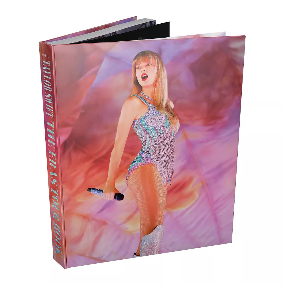 Libro oficial de Taylor Swift, The Eras Tour, por Oh My Cd!, con portada que muestra a la cantante en un diseño exclusivo.