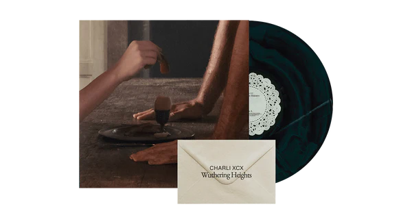 Vinilo verde y negro de Charli XCX - Wuthering Heights, imagen del álbum en la portada con diseño artístico.